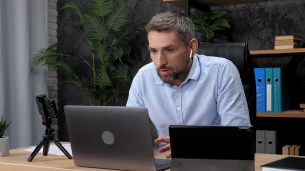 Σοκαρισμένος άνθρωπος χρηματιστής χρηματιστής κοιτάζει φορητό υπολογιστή, tablet και οθόνη smartphone — Αρχείο Βίντεο