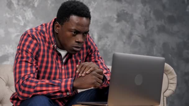 Chockad afroamerikansk affärsman ser bärbar skärm orolig för problem — Stockvideo
