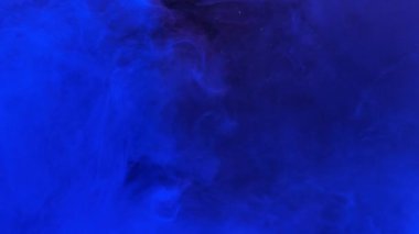 Suda karıştırılan mavi mürekkep akrilik boya, akvaryumda usulca dönen su altı.