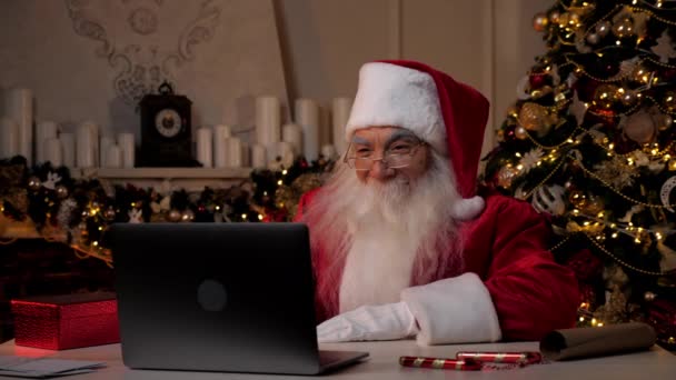 Usmívající se Santa Claus pozdravuje rozhovory s dětmi on-line webcam notebook video cal — Stock video