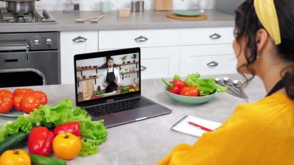 Man chef food blogger a számítógép képernyőjén azt mondja, háziasszony kulináris leckét — Stock videók