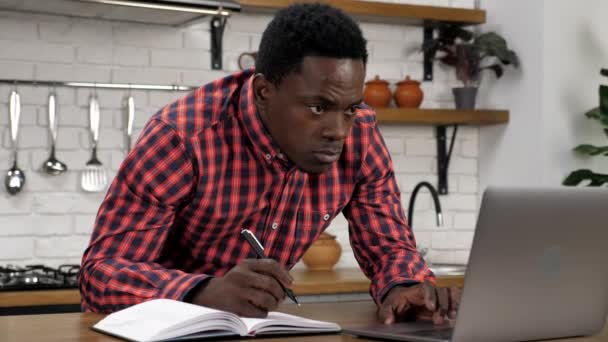 African American man student studie gör läxor för universitet med bärbar dator — Stockvideo