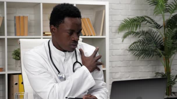 Afrikalı Amerikalı doktor hasta ile konuşuyor. Web kamerası laptopu. — Stok video