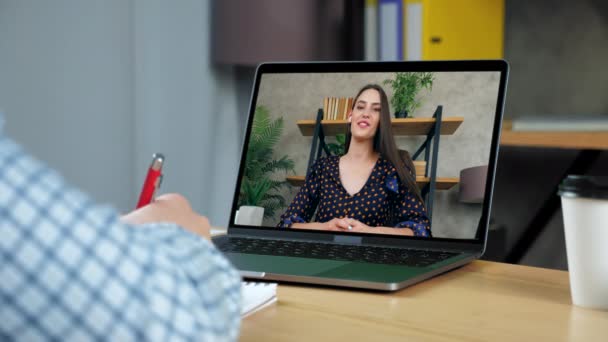 Uśmiechnięta kobieta top manager w komputerze ekranu rozmawiać raport dyrektor generalny firmy — Wideo stockowe