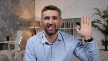 Webcam view gülen adam tüccarları borsa yatırımcılarını dinliyor