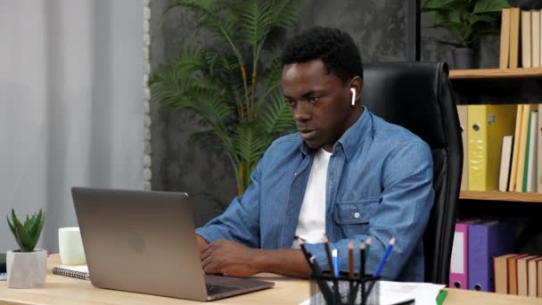 Афроамериканский бизнесмен рассказывает о видеоконференции на ноутбуке — стоковое видео