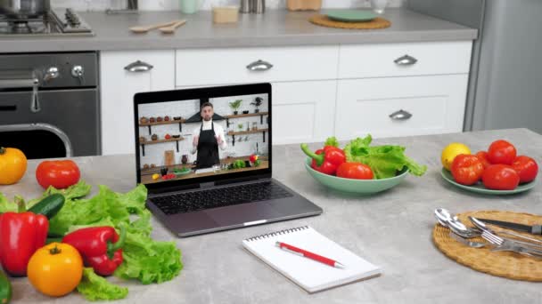 Ноутбук компьютер с человеком шеф-повар питание блоггер на экране говорит учит студентов — стоковое видео