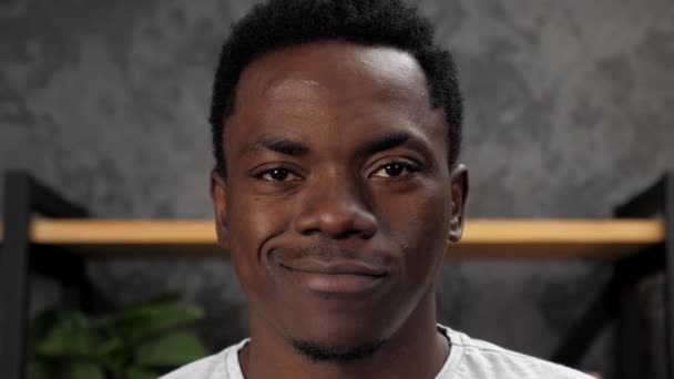 De cerca sonriente cara feliz hombre de negocios afroamericano mirando a la cámara — Vídeo de stock