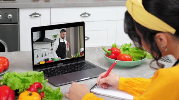 Homem comida blogger no computador tela mostra fatia pepino diz ensina dona de casa — Vídeo de Stock