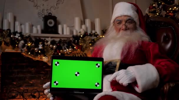 Leende jultomten pekar finger på bärbar grön skärm, jul shopping — Stockvideo