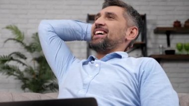 Neşe dolu iş adamı başarılı bir şekilde kapanan iş anlaşmasına sevindi