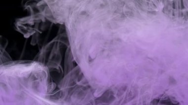 Mor akrilik boya suda karışıyor, akvaryumda yavaşça suyun altında dönüyor.