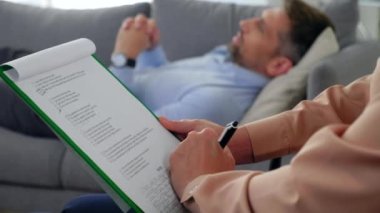 Kadın psikoloğu kapatın, not alın ve hastaları dinleyin.