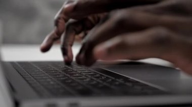 Klinikte klavye bilgisayarında yazı yazan Afrikalı Amerikalı doktor ellerini kapat.