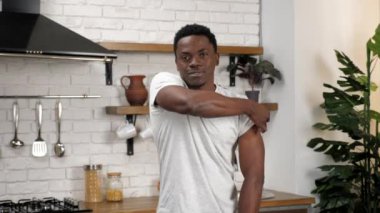 Afro-Amerikalı hasta tıbbi alçı gösteriyor ki aşı enjeksiyonu...