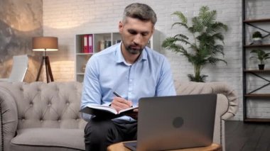 İş adamı rapor müdürünü dinliyor çevrimiçi laptop iş toplantısı notlar alıyor