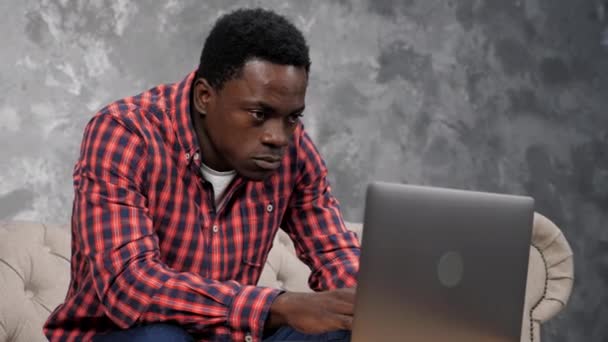 Africano americano homem estudante estudo conversando com colegas de classe e chocado — Vídeo de Stock