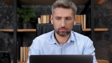 Akıllı telefon, dizüstü bilgisayar ve tablet kullanan çok görevli borsacı