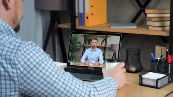 Empresário em casa escritório estudar negócios curso on-line lição, beber café — Vídeo de Stock