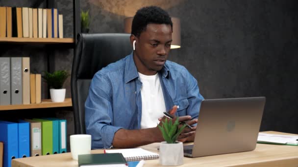 Afroamerykański biznesmen komunikuje się online laptop z pracownikami firmy — Wideo stockowe