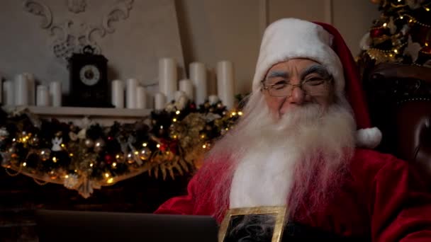 Usmívající se Santa Claus hledá fotoaparát, Šťastný Nový rok vánoční zimní prázdniny — Stock video