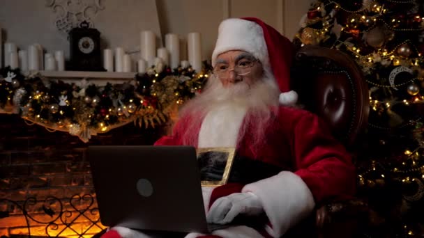 Современный удивленный Санта-Клаус слушает детские онлайн веб-камеры ноутбук видеозвонок — стоковое видео