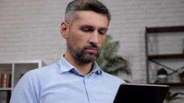 Kapalı kapılar ardında borsa simsarı tablet analizlerine bakar borsadaki alıntılara bakar.