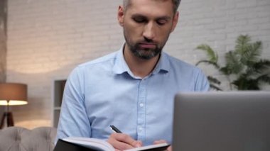 Adam tacirini kapat Yatırımcı bilgisayarını dinle, not defterine notlar yaz