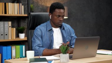 Afrikalı Amerikalı iş adamı online laptop video görüşmesi yapıyor