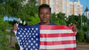 Amerikan bayrağı taşıyan Afro-Amerikan portresi.