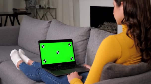 Зелений екран ноутбук жінка вітає розмовних слухачів онлайн відео виклик веб-чату — стокове відео