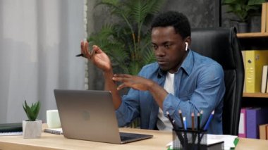 Afrikalı Amerikalı iş adamı şirket çalışanlarıyla online laptop web kamerası konuşuyor