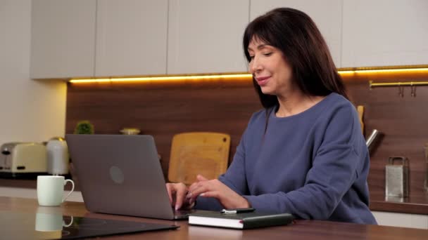 Smiling businesswoman works for laptop online chatting with company employees — Wideo stockowe