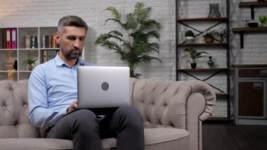 Öfkeli borsa simsarı mesafesi dizüstü bilgisayarda çalışır. Borsada düşüş.