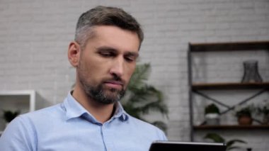 Kapalı kapılar ardında borsa simsarı tablet analizlerine bakar borsadaki alıntılara bakar.