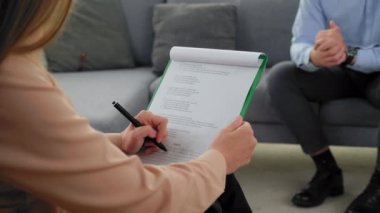 Panoya not alan psikolog psikoterapi seansındaki hastaları dinler.