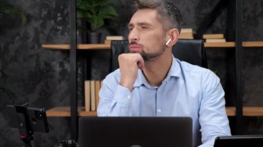 Düşünceli borsacı borsada hisse alma riskini düşünüyor.