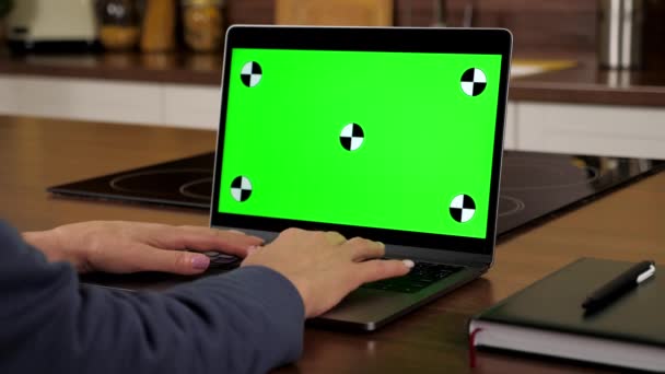 Fechar tela verde laptop mulher distância funciona para laptop digitação no teclado — Vídeo de Stock