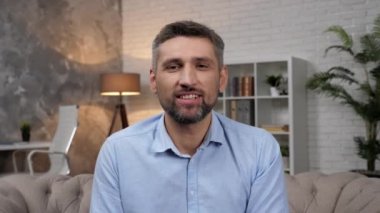 Web kamerası görüntüsü gülümseyen adam işletme koçu iş eğitimi kursunu karşıladı