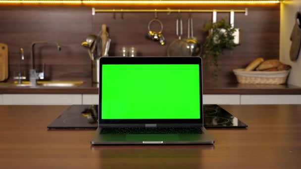 Green screen laptop standing on kitchen table, computer with chroma key display — Stock Video