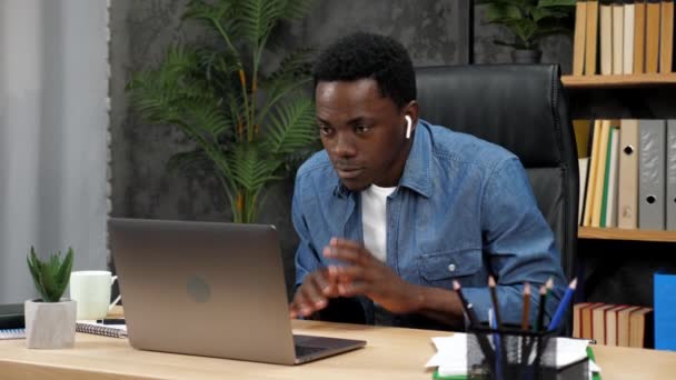 Homem afro-americano animado vencedor olha para laptop celebra sucesso online — Vídeo de Stock