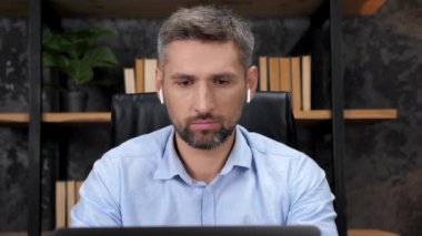 Diz üstü bilgisayarı için çalışan borsa simsarı ofiste borsa grafiklerine bakar.