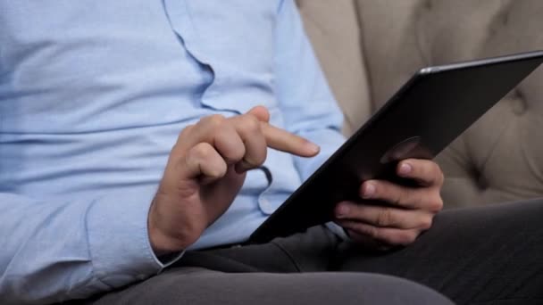 Close up hands man trader broker uses tablet to track quotes on stock exchanges — Stock Video