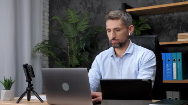 Volwassen man voorraad handelaar makelaar afstand werkt voor laptop typen tekst op toetsenbord — Stockvideo