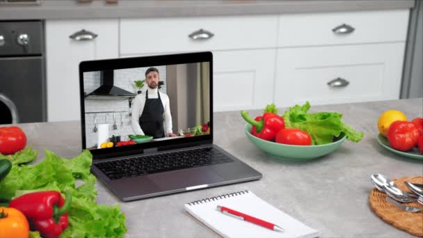 Laptop computer with man chef food blogger tells teaches housewife students — Stockvideo