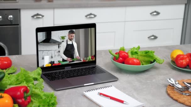 Computador portátil com homem chef comida blogger fatias pepino diz ensina estudante — Vídeo de Stock