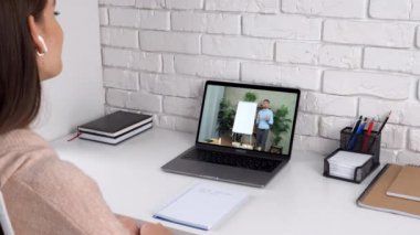 Evde çalışan kadınlar çevrimiçi video konferans laptopları, dinleyin öğretmenim.