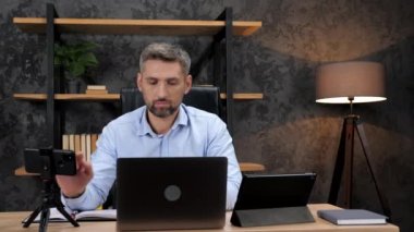 Akıllı telefon, dizüstü bilgisayar ve tablet kullanan çok görevli borsacı