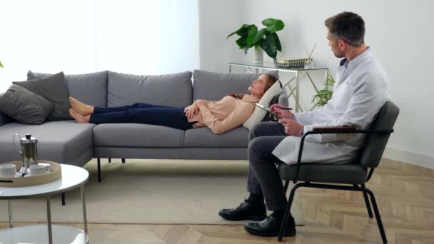 Depressive Frau mit psychischen Problemen liegt auf Couch und spricht mit Therapeut — Stockvideo