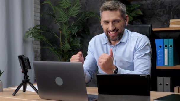 Podekscytowany człowiek giełdowy zwycięzca wygląda laptop świętuje dobrą ofertę na giełdzie — Wideo stockowe